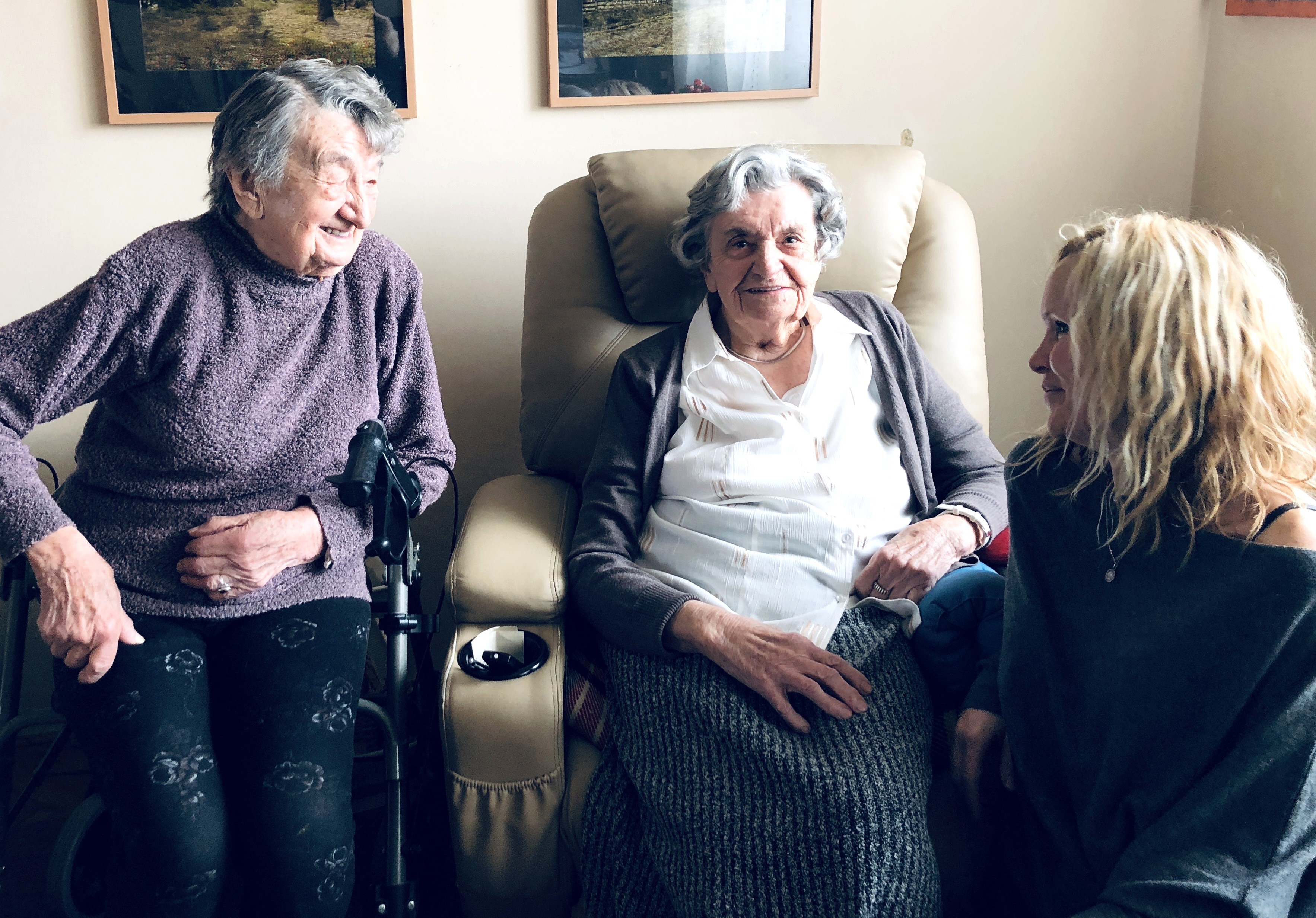The sisters Mila and Jara in conversation, with the author seated at right